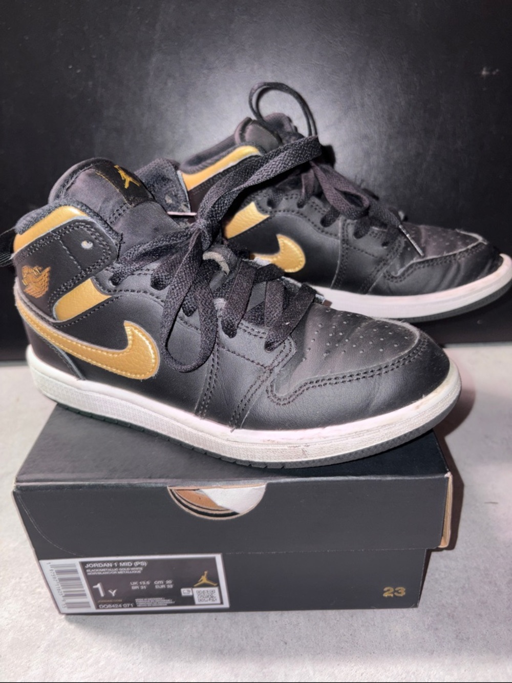 🖤 Boys Air Jordan 1 Mid Sneakers – Size 1 Youth🖤